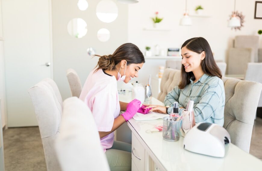 Nail Salon Etiquette 101: Dos and Don’ts for Clients